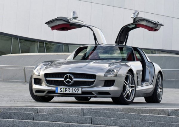 За мнозина Mercedes-Benz SLS със сигурност ще бъде най-известният пример за автомобил с такива врати. Това е първият модел, изцяло разработен от компанията. Автомобилът е оборудван с 6,3-литров V8 двигател, разположен под дълъг преден капак.

SLS трябва да замени SLR McLaren в гамата на компанията, но съдейки по ретро дизайна с пропорциите на класически спортен автомобил, истинският му предшественик се появява през 1954 г. и се нарича 300SL Gullwing.